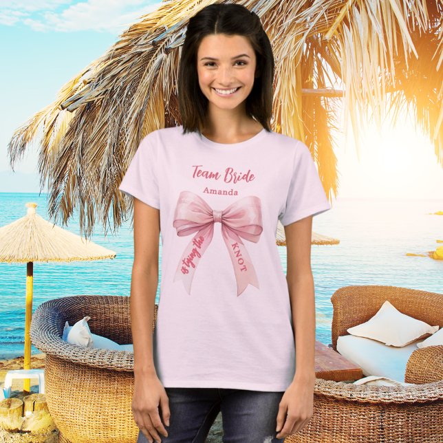 T-shirt Elle noue le nœud rose Team Bride (Créateur téléchargé)