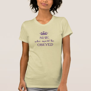 T-shirt Elle qui doit être chemise obéie de couronne de la