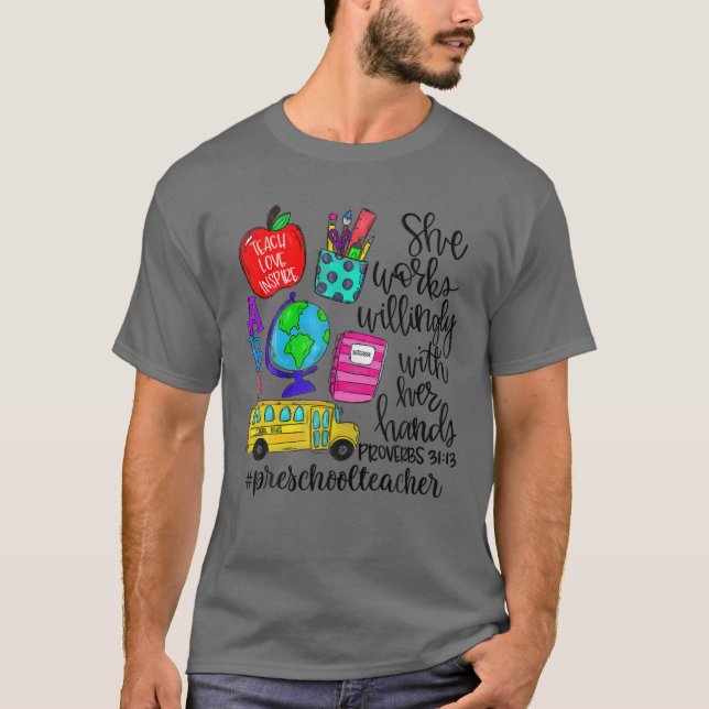 T-shirt Elle Travaille Avec Volonté Avec Ses Mains Enseign (Devant)
