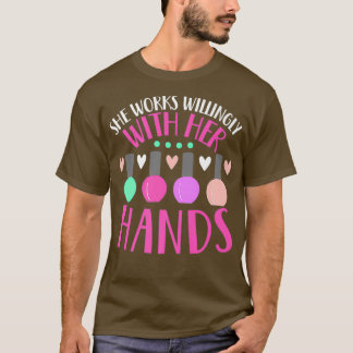 T-shirt Elle travaille volontiers avec ses mains clouer la