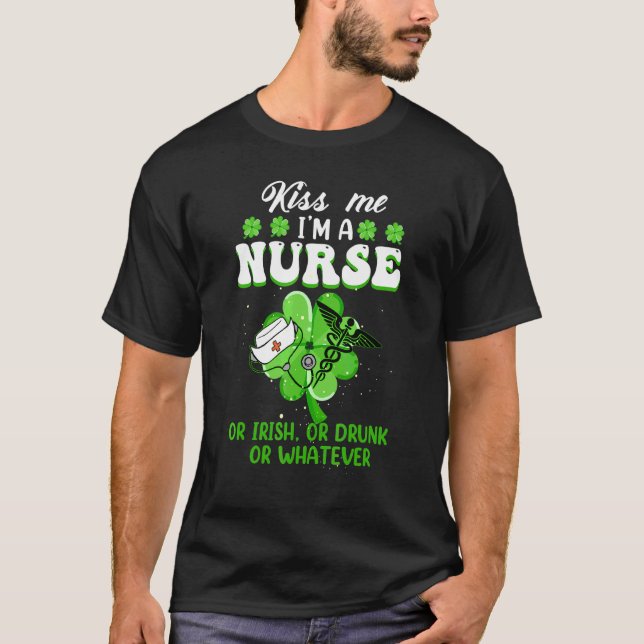 T-shirt Embrasse-Moi Je Suis Une Infirmière Ou Un Shamrock (Devant)