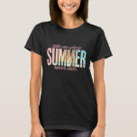 T-shirt "Emmenez-moi là où l'été ne s'achève jamais" Citat<br><div class="desc">Capturez l'essence de l'été sans fin avec ce tee graphique audacieux et aéré. Avec la citation relevante "Take Me Where Summer Never Finds" dans des tons pastel oniriques sur un motif de palmier tropical, cette chemise se propage magnifiquement contre le tissu noir pour un look moderne et attrayant. Que vous...</div>