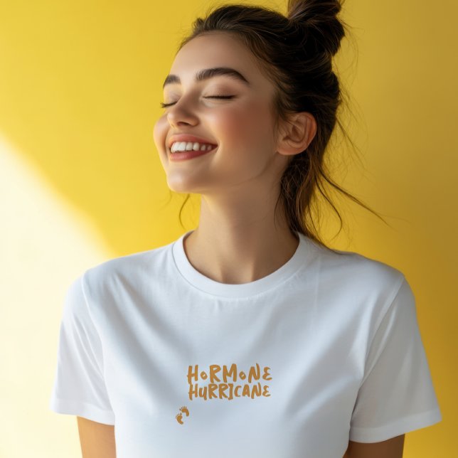 T-shirt empreinte de bébé de grossesse humoristique orange (The playful phrase "Hormone Hurricane" is emblazoned across the shirt)