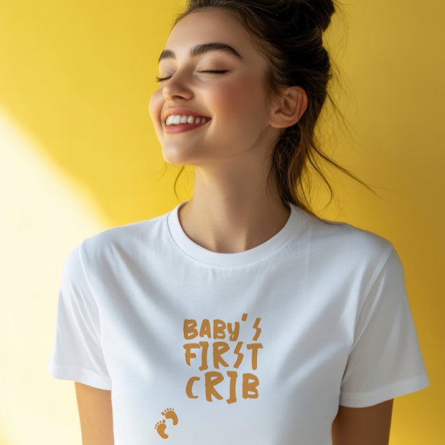 T-shirt Empreinte de bébé de grossesse humoristique orange (It has the sweetest little orange fingerprint design and says "Baby's First Crib")