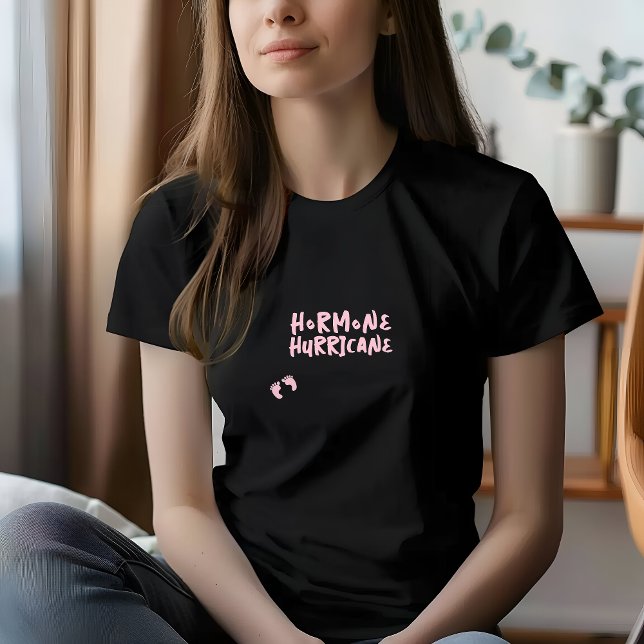T-shirt Empreinte de bébé de grossesse humoristique rose (Accompanying the fingerprint design is the playful phrase "Hormone Hurricane")
