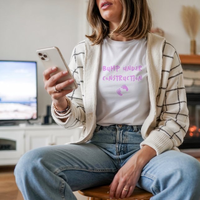 T-shirt Empreinte digitale de grossesse humoristique rose ( Pregnancy tee features a fun pink fingerprint design and the phrase "Bump Under Construction"!)