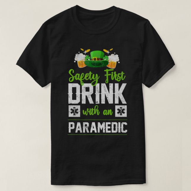 T-shirt EMS Emergency Drink With A Paramedic St Patricks D (Design devant)