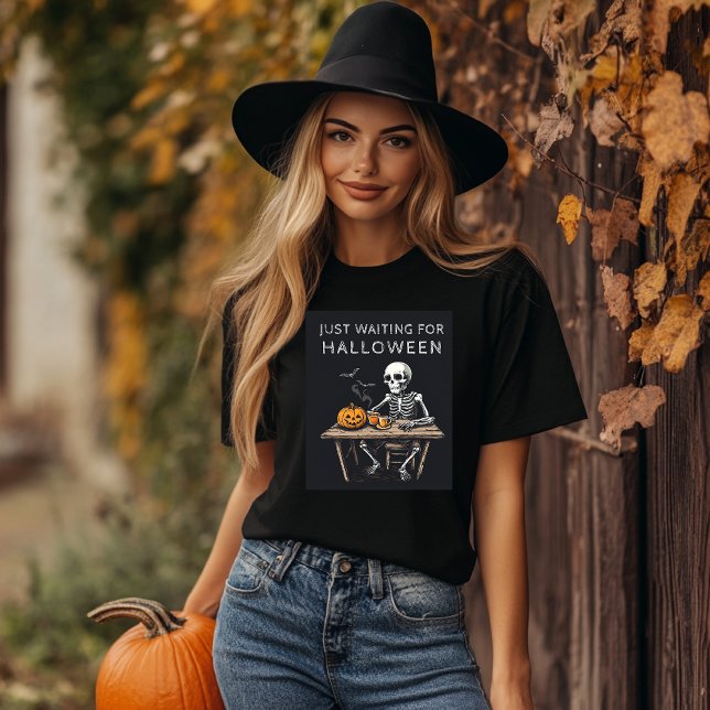 T-shirt "En attente de la chemise squelette d'Halloween |  (Créateur téléchargé)