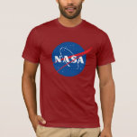 T-shirt en coton ajusté Iconique de la NASA (rouge<br><div class="desc">AVIS IMPORTANT : Insignes et identificateurs de la NASA fournis et utilisés avec la permission de la NASA.</div>