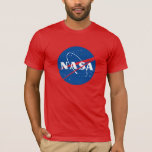 T-shirt en coton ajusté Iconique de la NASA (rouge<br><div class="desc">AVIS IMPORTANT : Insignes et identificateurs de la NASA fournis et utilisés avec la permission de la NASA.</div>