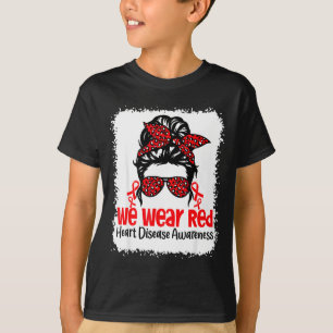 T-shirt En février, nous portons un chignon rouge désordon