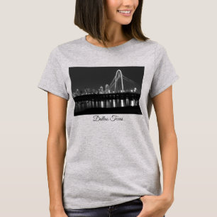 T-shirt en niveaux de gris sur le pont de Dallas