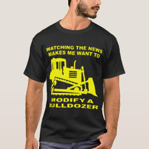 T-shirt En Regardant L'Information, Je Veux Modifier Un Bu