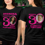 T-shirt En Tri-matière 30e anniversaire double face photo nom rose<br><div class="desc">Joyeux 30e anniversaire texte rose, nom et deux t-shirt photos. Fun double face 50e t-shirt photo personnalisé en gras de design de texte rose chaud. Personnalisez cette chemise d'anniversaire avec une photo de la fille d'anniversaire au milieu du numéro 0 sur le devant et le dos. Idéal pour ajouter un...</div>