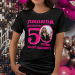 T-shirt En Tri-matière 50e anniversaire photo et nom texte rose<br><div class="desc">Joyeux 50e anniversaire rose et rose chaud année de texte, nom et t-shirt photo. Fun 50ème t-shirt photo personnalisé en gras de design de texte rose. Personnalisez cette chemise d'anniversaire avec une photo de la fille d'anniversaire au milieu du chiffre 0. Idéal pour ajouter un peu de plaisir à un...</div>