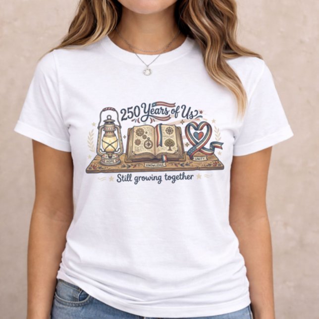 T-shirt En Tri-matière America 250 Ans de Nous (patriotic women t-shirt with 250 Years of Us book lantern heart illustration on neutral background)