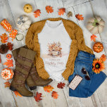 T-shirt En Tri-matière Automne Floral Cottage Core Teacup fête d'annivers<br><div class="desc">Découvrez l'élégance douillette de l'automne grâce à notre collection design "Fall Floral Cottage Core Teacup Birthday Tea Party". Cette charmante illustration présente une délicate tasse blanche ornée d'un motif en feuille gracieux, reposant gracieusement sur une soucoupe assortie. Autour de cette pièce centrale se trouve un bouquet d'automne plein de vitalité,...</div>