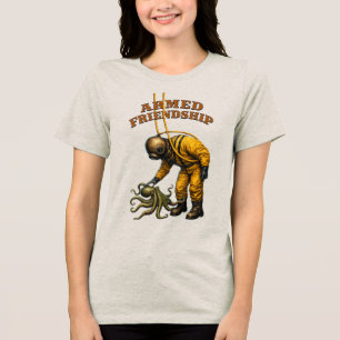 T-shirt En Tri-matière Casque de plongée vintage caressant un gros poulpe