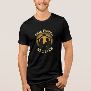 T-shirt En Tri-matière Cette famille croit en la crèche chrétienne de Noë