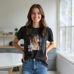T-shirt En Tri-matière Classe de typographie moderne minimale de Grad de<br><div class="desc">Design moderne et audacieux de typographie à la mode qui organise de manière unique le mot "GRAD" et "2022" pour créer cette classe stylisée de design de t-shirt 2022. Customisez avec le nom de grad, la photo de grad, et l'année. Remarque : les couleurs peuvent être changées facilement en fonction...</div>
