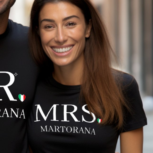 T-shirt En Tri-matière Drapeau italien Mme Cœur Personnel Nom de famille  (Couple's t-shirt in black with MRS.Italian Flag Heart for the periodEngagement or Wedding gift)