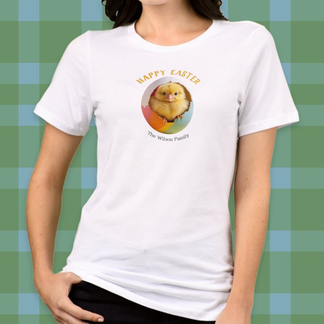 T-shirt En Tri-matière Éclosion de poulet de Pâques à partir d'oeufs colo (A personalized Happy Easter t-shirt with picture of a chick hatching out of a colorful egg)