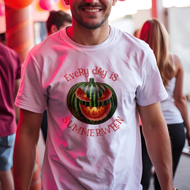 T-shirt En Tri-matière Éffrayant été de la pastèque d'été Jack-o'-lantern (Summerween t-shirt featuring a spooky watermelon jack-o'-lantern for a campy Halloween Summer Party.)
