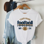 T-shirt En Tri-matière Équipe de football féminine Brown et bleue<br><div class="desc">Custom Football Name and Player Number T-Shirt for Mom - montré dans White Design for football mams caractéristiques des lettres rétro et texte personnalisé qui peuvent être personnalisés avec un nom d'équipe et le numéro de maillot du joueur. Le bleu marine et le brun doré peuvent être customisés.</div>