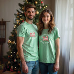T-shirt En Tri-matière Express du Pôle Nord Train rose Noël de famille<br><div class="desc">Tous à bord de l'Express du Pôle Nord ! Élevez votre esprit de vacances avec notre collection fantastique de livraison d'arbres de Noël. Des cartes de fin de année étonnants au papier d'emballage festif, nous avons tout ce dont vous avez besoin pour faire briller vos cadeaux comme jamais auparavant. Diffusez...</div>