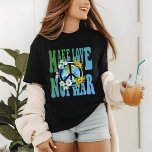 T-shirt En Tri-matière Faire l'amour pas la guerre Rétro Hippie Floral si<br><div class="desc">Les T-shirts de l'enseigne de la paix fleurie Make Love Not War Retro Hippie portent le texte "Make love not war" dans la typographie moderne,  agrémentée de tournesols et de marguerites entourant un monde à l'intérieur d'un signe de paix. Conçu par Evco Studio www.zazzle.com/store/evcostudio</div>