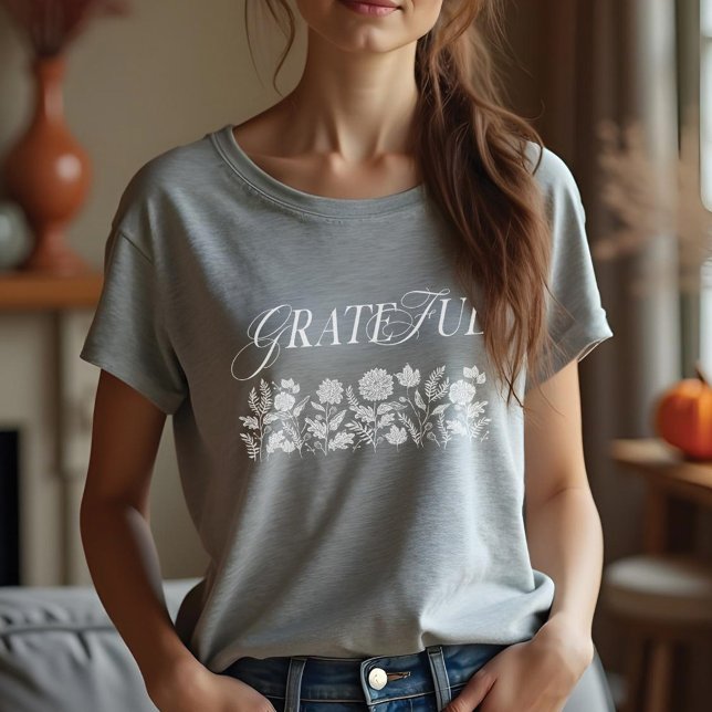 T-shirt En Tri-matière Feuillage d'automne gracieux Fleurs d'automne rose (Grateful Fall Foliage Autumn Flowers Pink Tri-Blend Shirt)