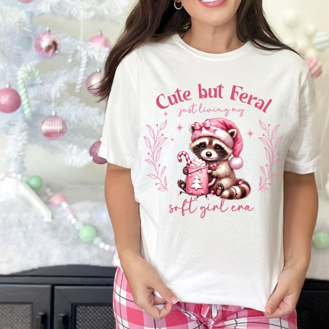 T-shirt En Tri-matière Jolie mais Feral Raccoon fille Noël rose (Cute Christmas t-shirt gift idea for Women, cute but Feral)