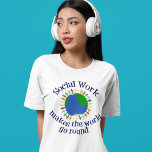 T-shirt En Tri-matière Le travail social fait tourner le monde<br><div class="desc">Un mignon T-shirt tricolore de travailleur social qui montre des gens tenant la main à travers la planète Terre en bleu et vert. Une belle façon de montrer comment le travail social guérit et aide les gens. Le travail social fait tourner le monde et être un meilleur endroit.</div>