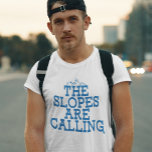 T-shirt En Tri-matière Les Pistes Appelent Ski Gag La Nouveauté<br><div class="desc">Visitez les sentiers avec style grâce à notre t-shirt "Les pistes sont en train de vous appeler", parfait pour les amateurs de montagne et de poudres. Ce design de départ de conversation répond au désir le plus profond de chaque skieur de s'échapper vers les montagnes, avec une typographie audacieuse qui...</div>