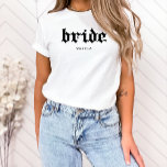 T-shirt En Tri-matière Mariée noire et blanche | Texte gothique cool<br><div class="desc">Cette chemise blanche et élégante pour la mariée présente un texte à la mode de style gothique noir ou ancien anglais.</div>