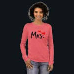 T-shirt En Tri-matière Mme T-Shirt - Jolie femme au coeur rouge<br><div class="desc">Montrez votre statut "Mme" avec style avec cet adorable t-shirt avec un script noir audacieux et deux coeurs rouges. Que vous soyez marié(e), marié(e) ou fièrement pris(e), ce tee ajoute du charme à toute tenue. Idéal pour l'usure décontractée, les voyages en lune de miel, les douches nuptiales, ou comme un...</div>