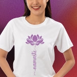 T-shirt En Tri-matière Namaste Black Lotus Flower Script moderne<br><div class="desc">Namaste Lotus Flower Script moderne Sports Fitness Yoga T-Shirts femmes dispose d'une fleur de lotus avec le texte "namaste" dans le script de calligraphie à lettres modernes. Un cadeau parfait pour les amis et la famille pour l'anniversaire, Noël, Fête des Mères, les meilleurs amis, les amateurs de yoga, de fitness...</div>