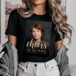T-shirt En Tri-matière Photo personnalisée Fête du 50e anniversaire<br><div class="desc">Ce t-shirt de 50e anniversaire présente la photo de l'invité d'honneur avec une superposition de texte dorée. Le mot "cheers" apparaît dans un élégant script de calligraphie couleur or, suivi de "jusqu'à 50 ans" et l'invité d'honneur du nom et de l'anniversaire dans la police sans serif. Un écran sombre permet...</div>