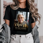 T-shirt En Tri-matière Photo personnalisée Fête du 80e anniversaire<br><div class="desc">Ce t-shirt de la fête du 80e anniversaire présente la photo de l'invité d'honneur avec une superposition en or. Le mot "cheers" apparaît dans un élégant script de calligraphie couleur or, suivi de "jusqu'à 80 ans" et l'invité d'honneur du nom et de l'anniversaire dans la police sans serif. Un écran...</div>