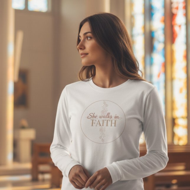 T-shirt En Tri-matière She Walks in Faith – Christian Women’s Inspiration (Créateur téléchargé)