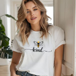 T-shirt En Tri-matière Soyez comme une typographie moderne de l'abeille<br><div class="desc">Be Kind Modern Bee Type Typographie Tri-Blend Shirt présente un design moderne simple d'une abeille au miel avec le texte "type" ci-dessous dans le script de calligraphie moderne. Créé par Evco Studio www.zazzle.com/store/evcostudio</div>