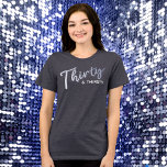 T-shirt En Tri-matière Trente écriture d'argent et soif ou vos propres mo<br><div class="desc">Célébrez un 30ème avec ce texte amusant de style écriture argent trente et soif. Vous pouvez personnaliser avec votre propre dicton,  nom ou libellé. D'autres articles correspondants sont disponibles. Design d'art original en argenté par www.mylittleeden.com</div>