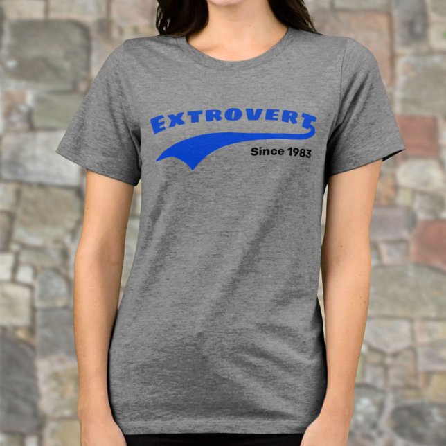 T-shirt En Tri-matière Typographie Extrovertie Bleue Swoosh Date personna (Template date text on Extrovert typography tee shirt. )