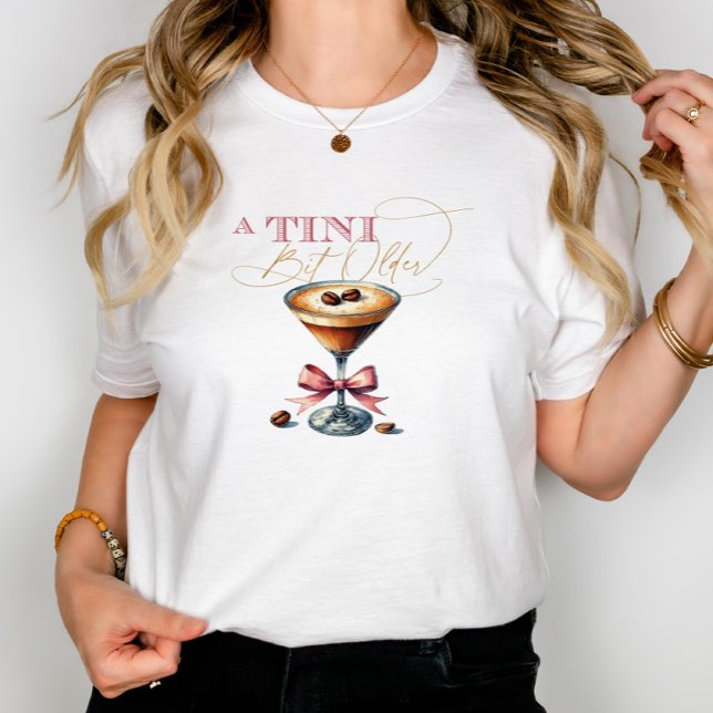 T-shirt En Tri-matière Un peu plus âgé Espresso Martini Ruban Rose (A Tini Bit Older Espresso Martini Pink Bow Tri-Blend Shirt)