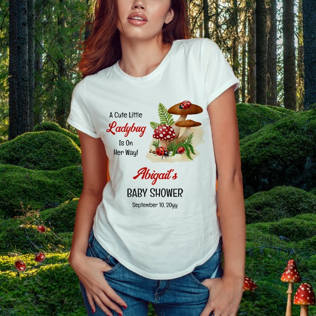 T-shirt En Tri-matière Une Mignonne Petite Ladybug Est En Chemin De Baby  ("A Cute Little Ladybug Is On Her Way!" Girl Baby Shower Woman's T-Shirt)