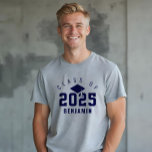 T-shirt En Tri-matière Varsity Style Graduate Class of 2022 Nom personnal<br><div class="desc">Un t-shirt gris de style varieté amusant avec l'année de graduation en grand nombre avec la "classe de" affichée dans une arche design ci-dessus. Un grand casquette et une merveille sont placés dans le centre et personnalisés avec le nom de la grade. Fait un grand cadeau personnalisé de gardien pour...</div>