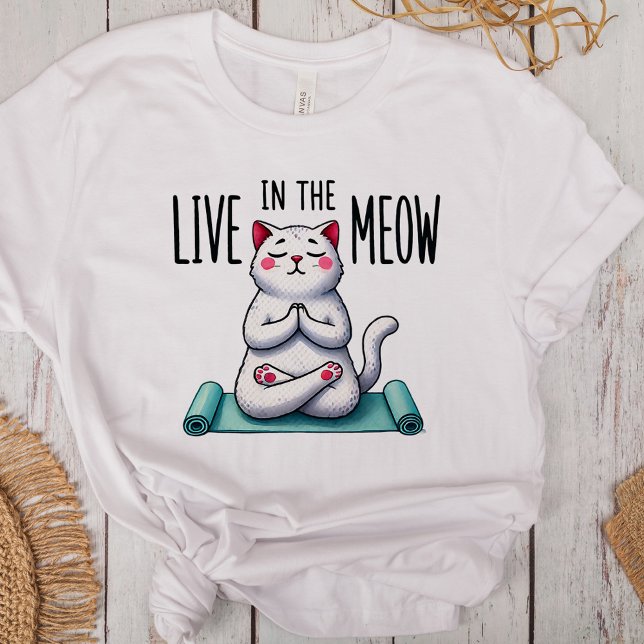 T-shirt En Tri-matière "Vis dans les miroirs" Amusants Amoureux de les ch ("Live in the Meow" Funny Cat Lovers Tri-Blend Shirt on a desk with boho decoration)