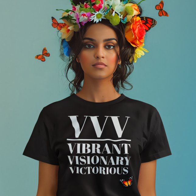 T-shirt En Tri-matière VVV- Vibrant, Visionnaire, Victorieux (Young indian woman wears a "VVV: Vibrant, Visionary, Victorius" black t-shirt.)
