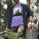 T-shirt En Tri-matière Wolf Howling at the Moon Illustration personnalisé<br><div class="desc">Montrez votre côté sauvage avec ce tee-shirt graphique personnalisé. Il présente une illustration en silhouette d'un loup en noir hurlant sur une lune jaune pâle, ce qui en fait l'illustration parfaite pour quiconque aime les loups et les animaux. Ce t-shirt est prêt à être personnalisé avec votre propre message sous...</div>