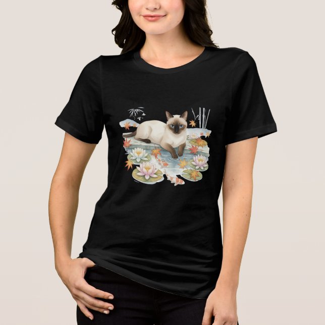 T-shirt En Tri-matière Zen Siamese Cat & Koi Pond T-Shirt (Recto)